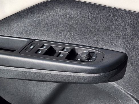 New 2025 Volkswagen Taos SE image 5