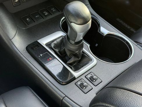 Used 2019 Toyota Highlander XLE AWD/4WD image 35