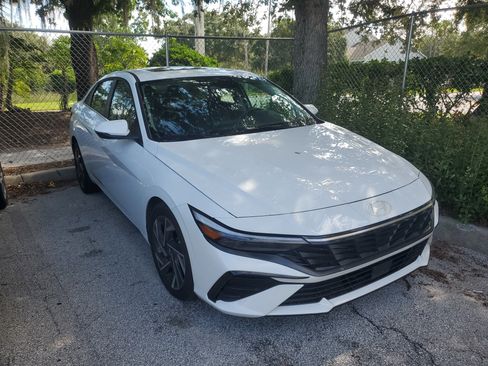 Used 2025 Hyundai Elantra Limited FWD image 2