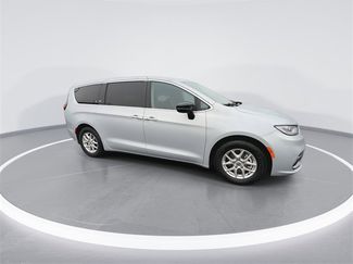 Used 2024 Chrysler Pacifica Touring-L video 2