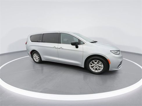 Used 2024 Chrysler Pacifica Touring-L image 2