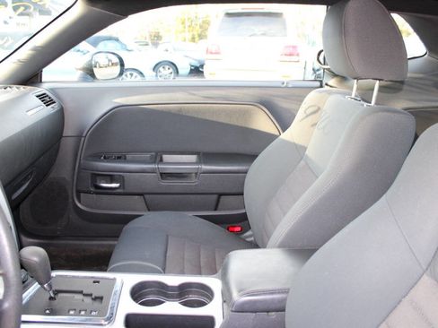 Used 2010 Dodge Challenger SE image 14