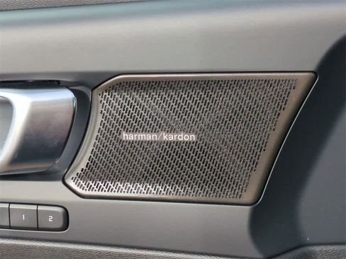 Used 2023 Volvo XC40 B5 Ultimate w/ Protection Package Premier image 22