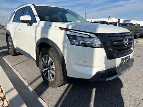 Used 2024 Nissan Pathfinder SL w/ Black Appearance Package image 3