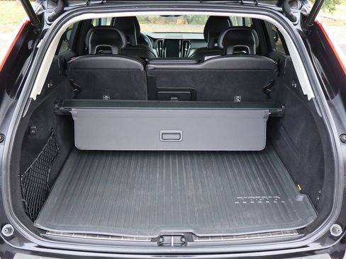 Used 2019 Volvo XC60 T5 Momentum w/ Multimedia Package image 14