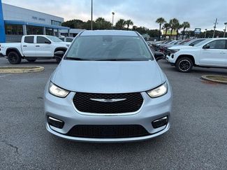 Used 2024 Chrysler Pacifica Touring-L video 2