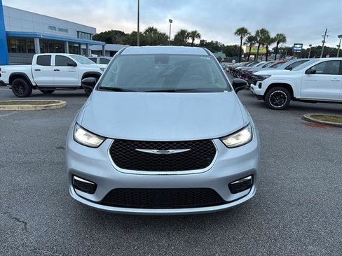 Used 2024 Chrysler Pacifica Touring-L image 2