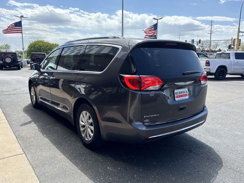 Used 2018 Chrysler Pacifica Touring-L FWD image 2