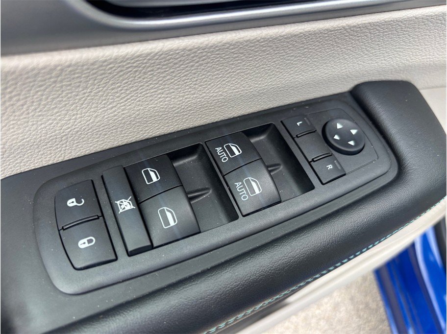 Used 2018 Chrysler Pacifica Limited FWD image 18