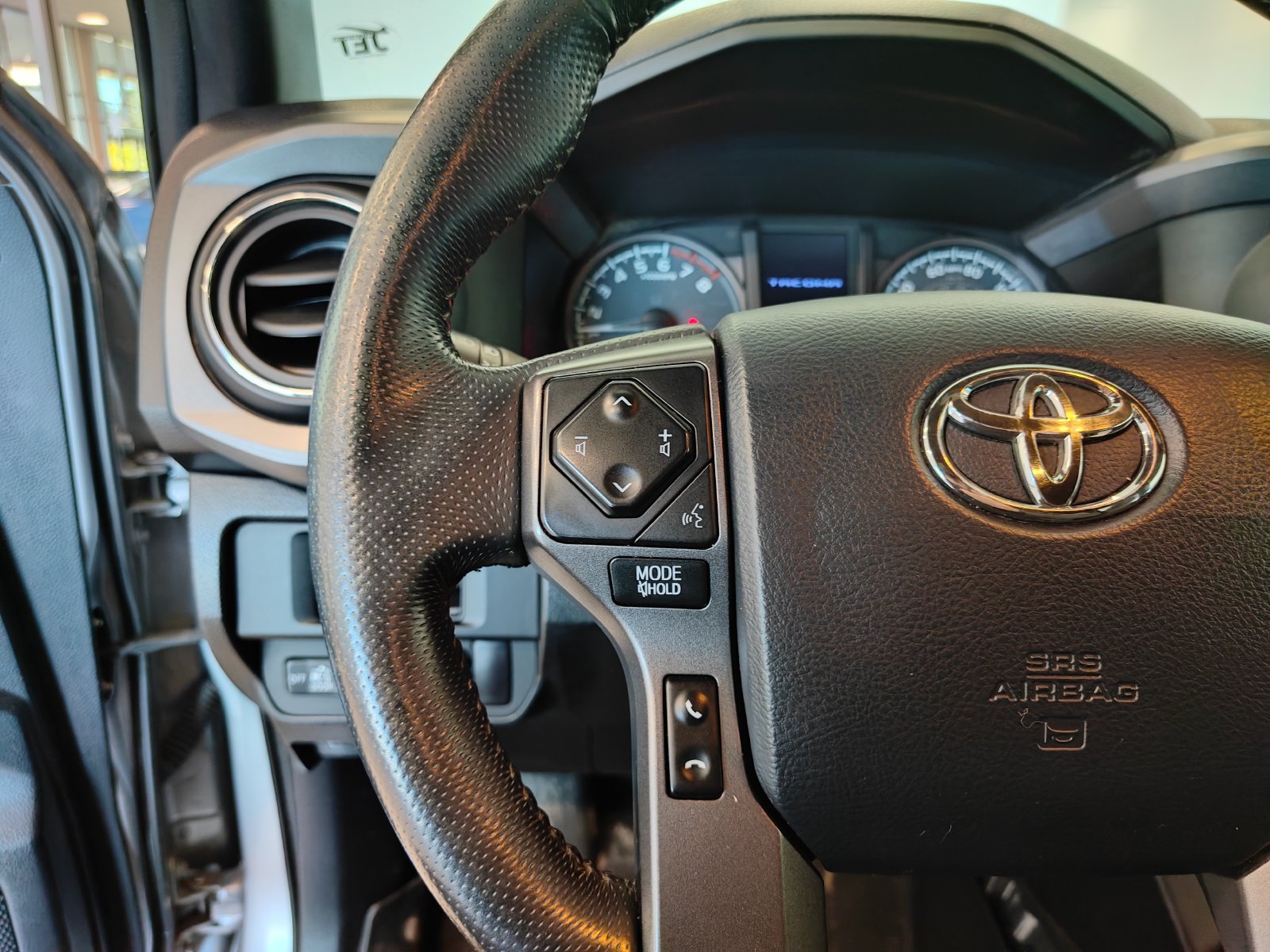 Used 2017 Toyota Tacoma TRD Sport w/ Exterior Package AWD/4WD image 12
