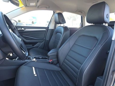 Used 2022 Volkswagen Jetta SE image 5