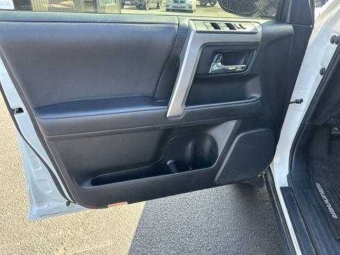 Used 2020 Toyota 4Runner SR5 AWD/4WD image 20