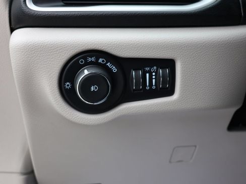 Used 2024 Chrysler Pacifica Touring-L FWD image 12