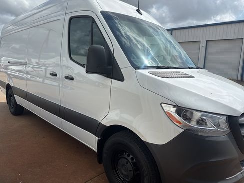 Used 2025 Mercedes-Benz Sprinter 2500 image 2