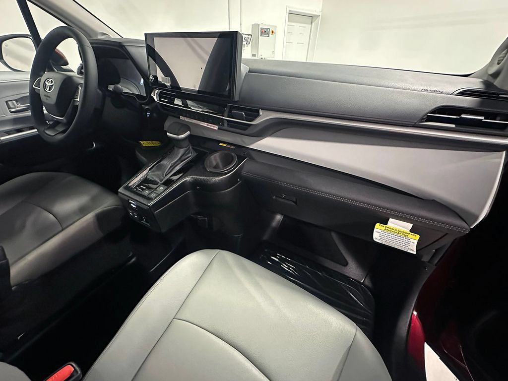 Used 2026 Toyota Sienna XLE FWD image 31