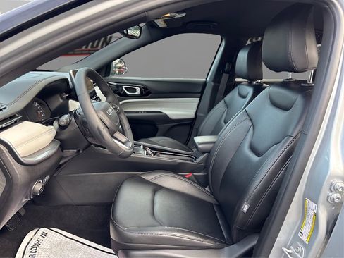 Used 2025 Jeep Compass Limited image 9