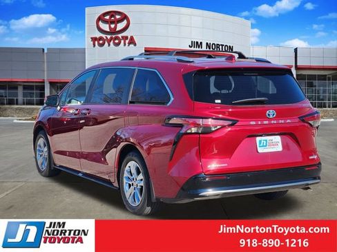 Used 2025 Toyota Sienna Limited image 7