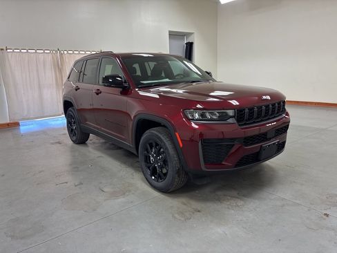 New 2026 Jeep Grand Cherokee Altitude AWD/4WD image 2