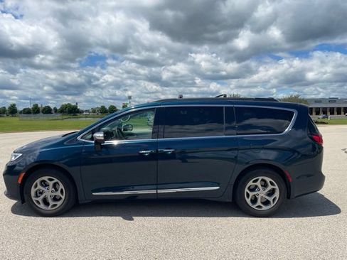 Used 2023 Chrysler Pacifica Limited FWD image 5