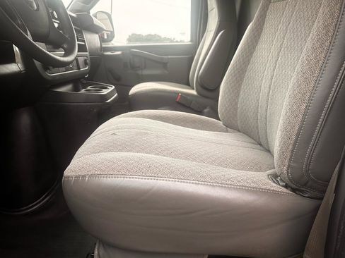 Used 2019 Chevrolet Express 2500 RWD image 17