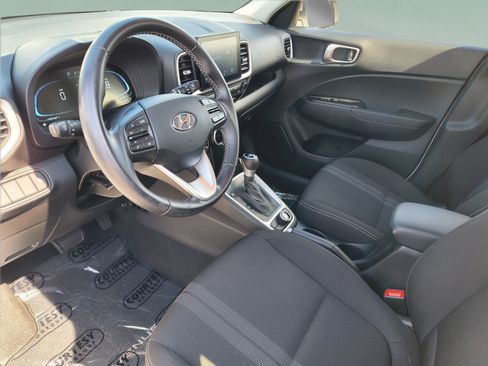 Used 2024 Hyundai Venue SEL FWD image 17