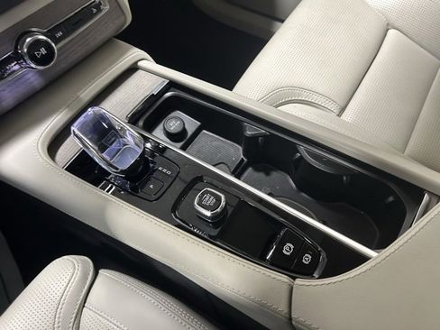 Used 2024 Volvo XC90 B6 Ultimate w/ Lounge Package image 16