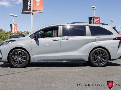 Used 2025 Toyota Sienna XSE FWD image 15
