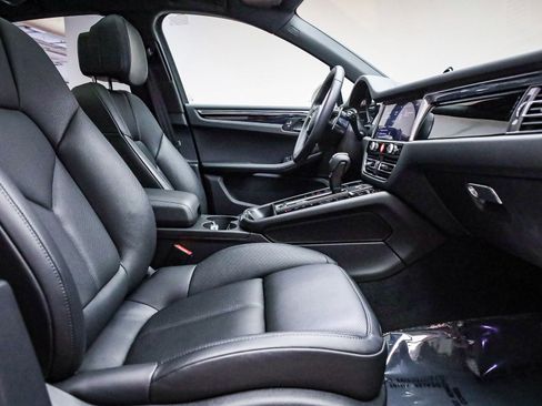 Certified 2025 Porsche Macan image 21