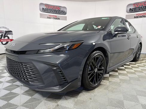 Used 2025 Toyota Camry SE image 7