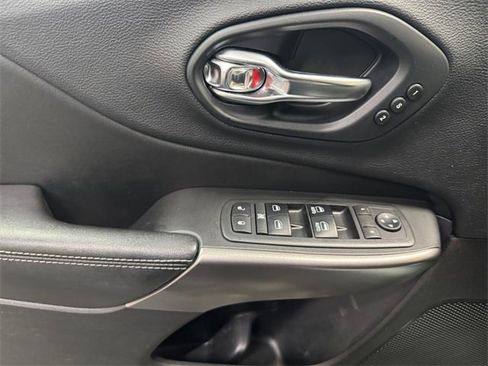 Used 2019 Jeep Cherokee Limited image 25