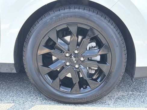 Certified 2024 Kia Carnival SX Prestige FWD image 9