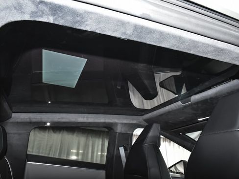 Used 2025 Tesla Cybertruck AWD Crew Cab image 58