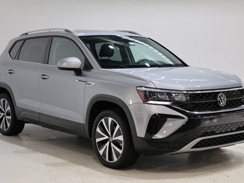 Used 2024 Volkswagen Taos SE FWD image 1