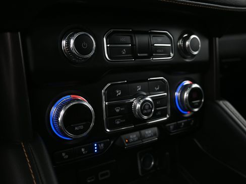 Used 2022 GMC Yukon XL AT4 image 30