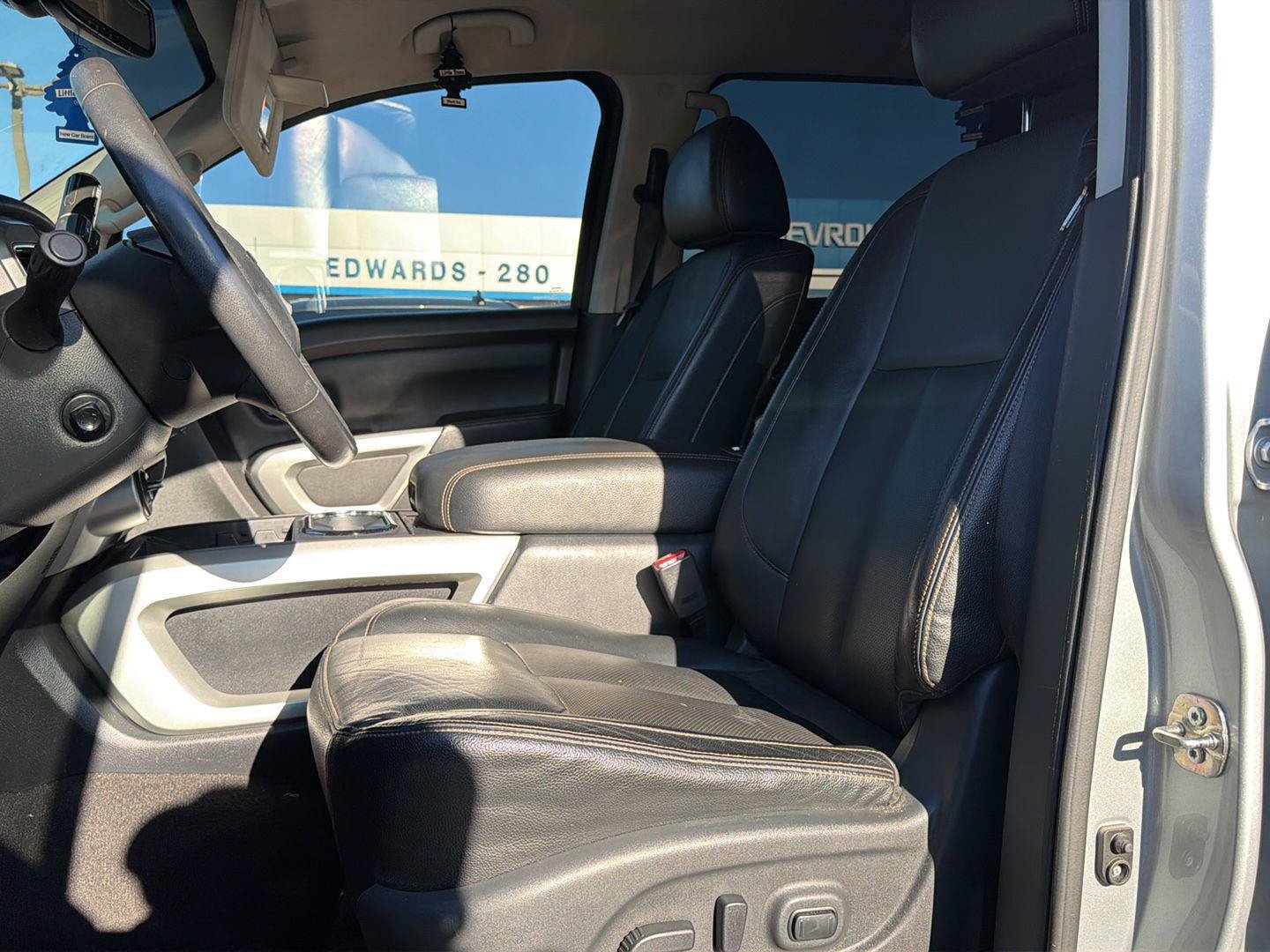 Used 2017 Nissan Titan SL AWD/4WD image 8