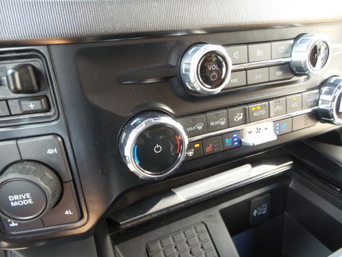 Used 2024 Ford F350 Platinum w/ FX4 Off-Road Package AWD/4WD image 81