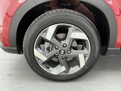 Used 2025 Hyundai Venue SEL image 18