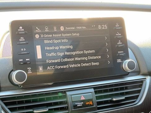 Used 2018 Honda Accord Touring image 2