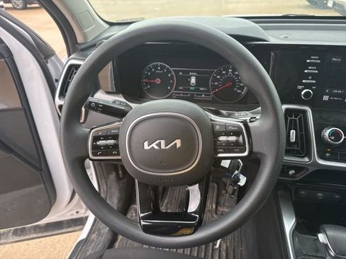 Used 2022 Kia Sorento LX image 12