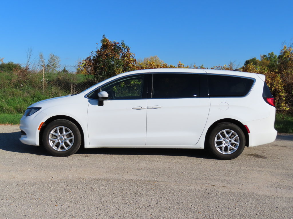 Certified 2023 Chrysler Voyager LX FWD image 7