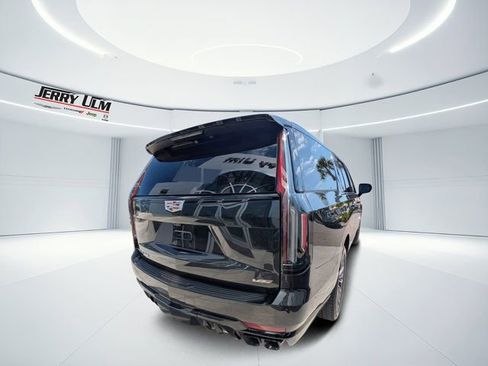 Used 2024 Cadillac Escalade ESV V AWD/4WD image 2