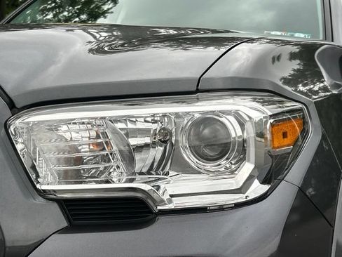 Used 2019 Toyota Tacoma SR5 AWD/4WD image 9