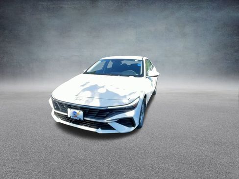 Certified 2025 Hyundai Elantra SE image 7