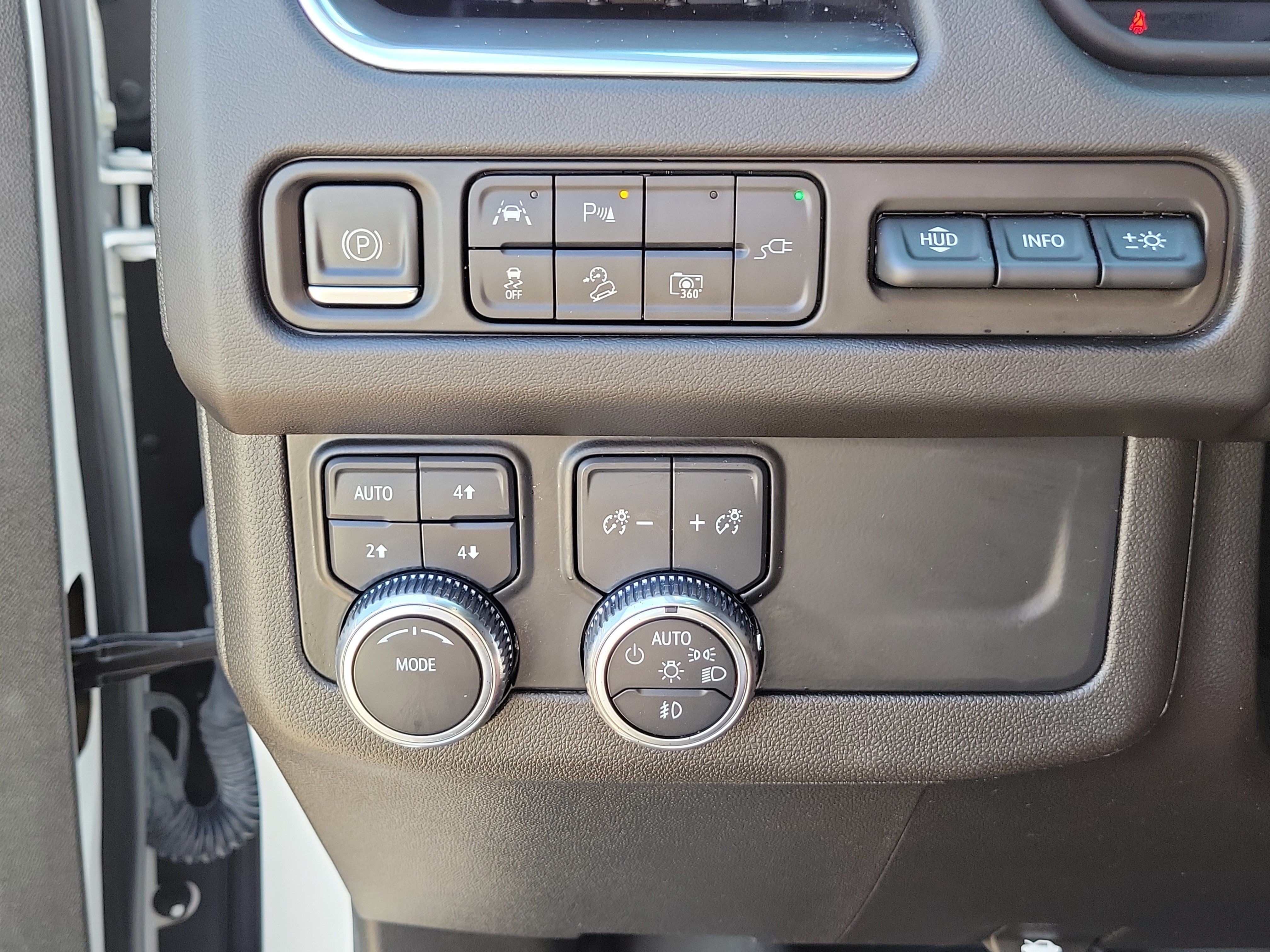 Used 2022 GMC Yukon AT4 w/ AT4 Premium Package AWD/4WD image 21