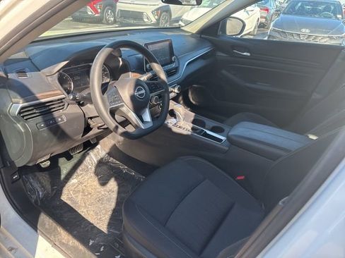 Used 2025 Nissan Altima 2.5 SV image 11