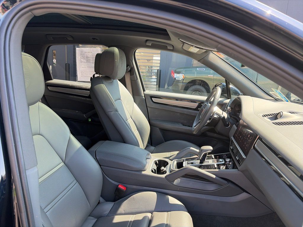 Used 2023 Porsche Cayenne Platinum Edition AWD/4WD image 9