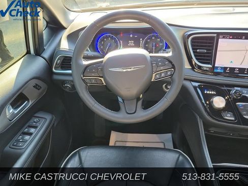 Used 2024 Chrysler Pacifica Limited w/ Uconnect Theater Family Group FWD image 11