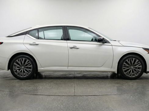 Used 2025 Nissan Altima 2.5 SV FWD image 11