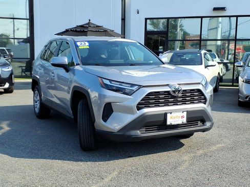 Used 2023 Toyota RAV4 LE AWD/4WD image 3
