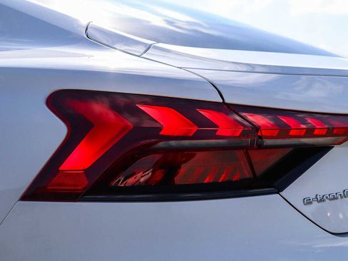 Used 2022 Audi e-tron GT Premium Plus image 11